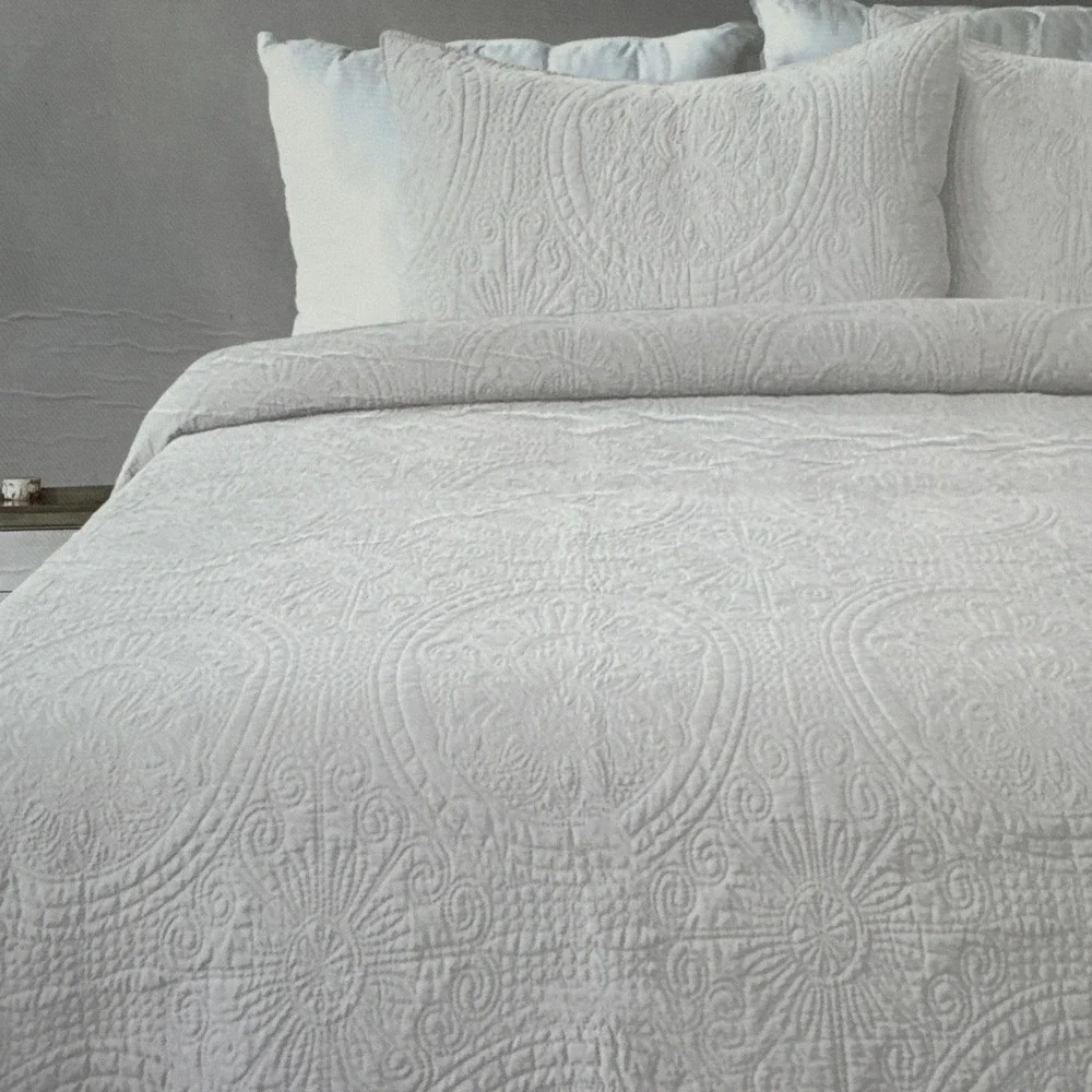 New Casual Comfort Embossed Quilt Set Full/Queen Bright White Quilt and Shams